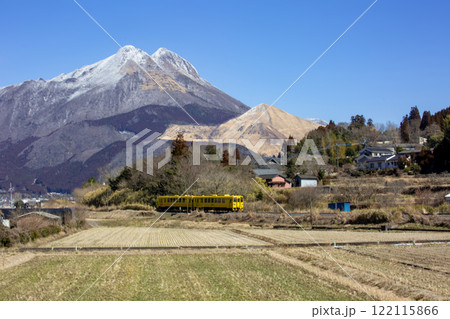 冬の湯布院盆地を走るゆふいんの森 冬の湯布院盆地を走るゆふいんの森 122115866