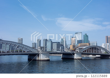 隅田川に架かる勝鬨橋と高層ビル群 122115889