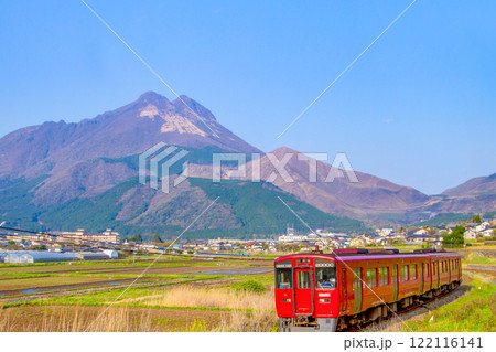湯布院盆地を走る赤い列車 122116141