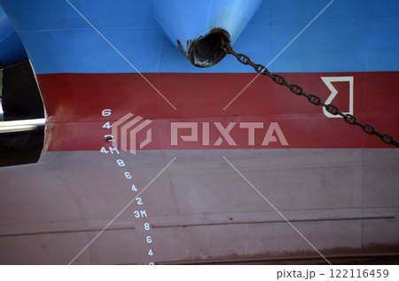 貨物船の船首 貨物船の船首 122116459