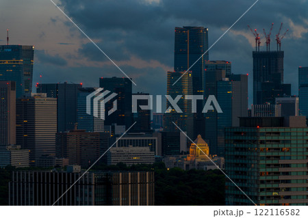 飯田橋方面から、国会議事堂を見る／夕暮れの街並み 122116582