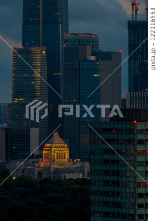 飯田橋方面から、国会議事堂を見る／夕暮れの街並み 122116583