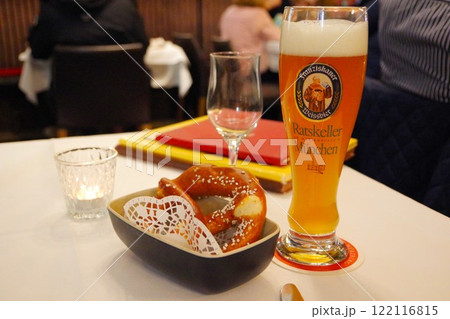 ドイツビールとプレッツェル ドイツビールとプレッツェル 122116815