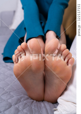 若い女性の足裏イメージ 122117151