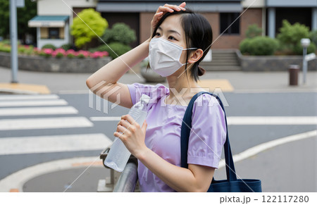 暑い夏 猛暑の中の女性　汗を拭く 122117280
