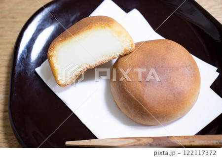 皿にのせたチーズ饅頭の写真 122117372