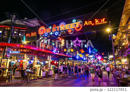 カンボジア　シェムリアップの繁華街　パブストリート 122117951