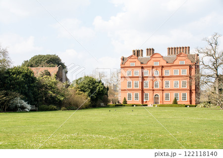 たくさんの煙突のついた赤レンガ造りの大きな屋敷　ロンドン郊外のキューガーデンにて 122118140