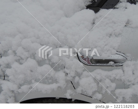 snow-covered door of a gray car after snowfall and temperature drop, bad weather conditions in winter and their consequences for transport, handle and lock on personal transport covered with icy snow snow-covered door of a gray car after snowfall and temperature drop, bad weather conditions in winter and their consequences for transport, handle and lock on personal transport covered with icy snow 122118203