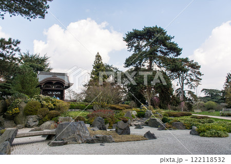 石庭と勅使門のもうけられた木々に囲まれた日本庭園 ロンドン郊外のキューガーデンにて 石庭と勅使門のもうけられた木々に囲まれた日本庭園 ロンドン郊外のキューガーデンにて 122118532