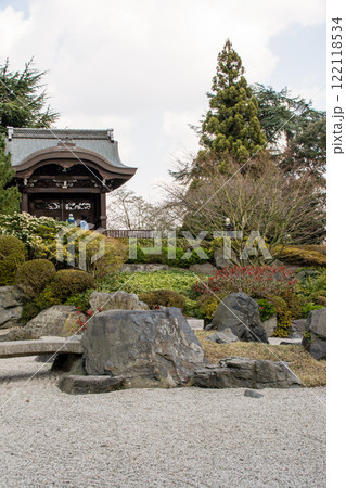 石庭と勅使門のもうけられた木々に囲まれた日本庭園　ロンドン郊外のキューガーデンにて 122118534