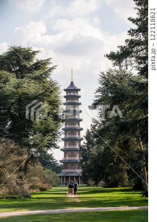 春先の木々に囲まれたグレート・パゴダ　ロンドン郊外のキューガーデンにて 122118621