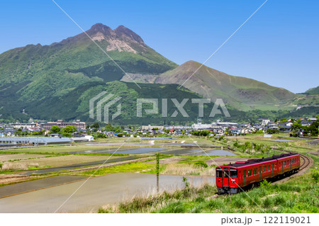 湯布院盆地を走る赤い列車 122119021