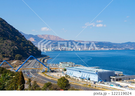 別府湾と別府市街地を背景にしたうみたまご 122119024