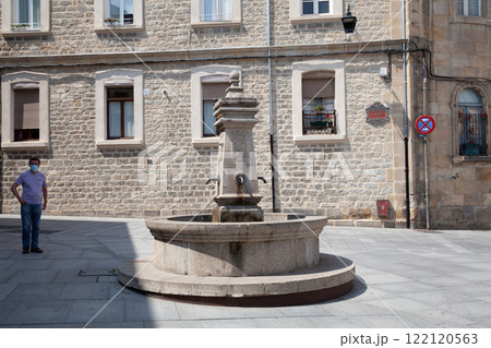Fountain at Plaza de Sta Maria in Vitoria-Gasteiz, Spain 122120563