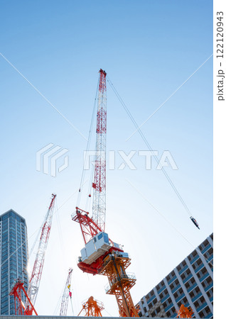 建設中の高層ビルとクレーンと青い空 建設中の高層ビルとクレーンと青い空 122120943