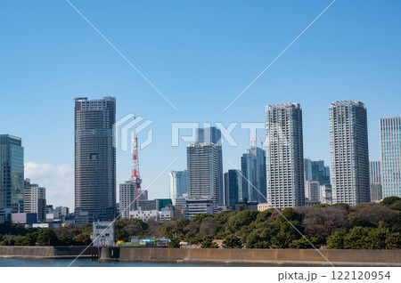 隅田川沿いの高層ビルと東京タワーの風景 122120954