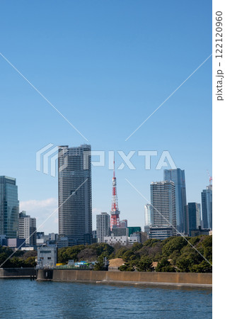 隅田川沿いの高層ビル群と東京タワーの風景 122120960