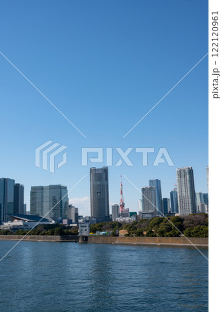 隅田川沿いの高層ビル群と東京タワーの風景 122120961