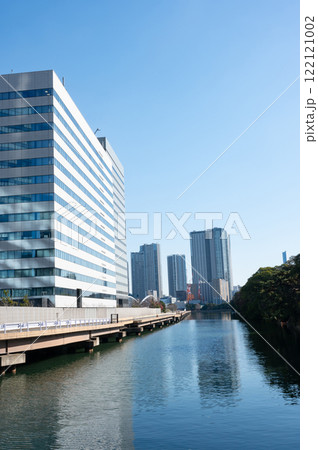 水辺に建つビルの風景 水辺に建つビルの風景 122121002
