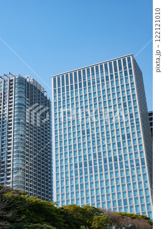 新橋周辺の高層ビル群の風景 122121010