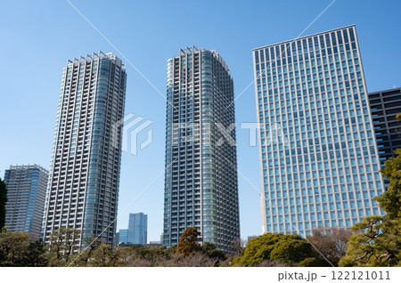 新橋周辺の高層ビル群の風景 122121011