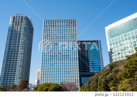 新橋周辺の高層ビル群の風景 122121012