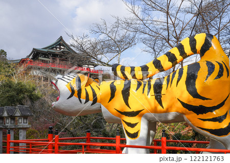 信貴山朝護孫子寺　大寅と本堂 122121763