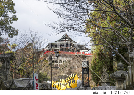 信貴山朝護孫子寺参道から大寅と本堂を望む 信貴山朝護孫子寺参道から大寅と本堂を望む 122121765