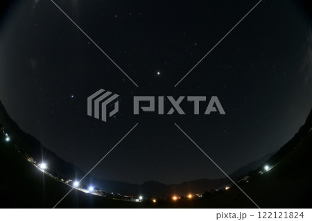 北杜市白州町、夜明け間近の西の空に傾いたオリオン座と冬の星々 北杜市白州町、夜明け間近の西の空に傾いたオリオン座と冬の星々 122121824