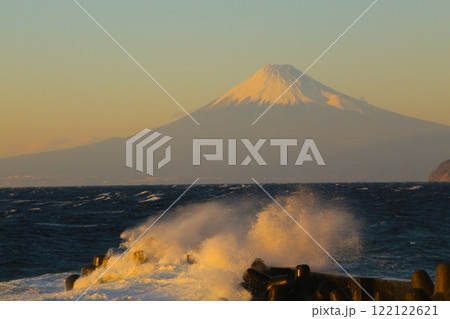 西伊豆の土肥からの大波と富士山 122122621