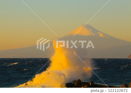 西伊豆の土肥からの大波と富士山 122122672