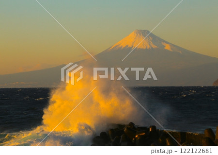 西伊豆の土肥からの大波と富士山 122122681