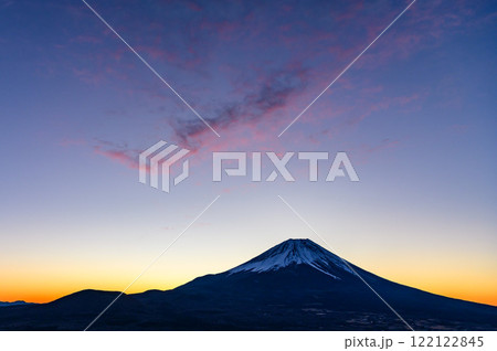 山梨県・竜ヶ岳より望む朝焼けの空と富士山の絶景 122122845