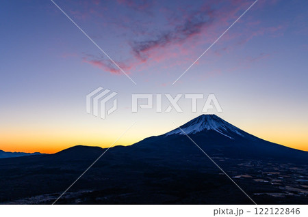 山梨県・竜ヶ岳より望む朝焼けの空と富士山の絶景 122122846