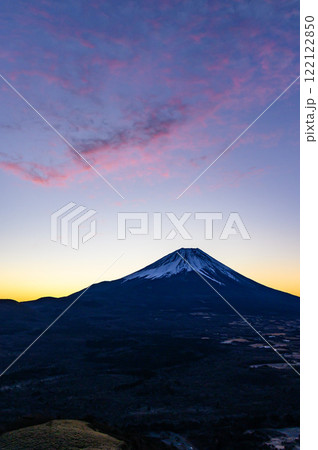 山梨県・竜ヶ岳より望む朝焼けの空と富士山の絶景 122122850
