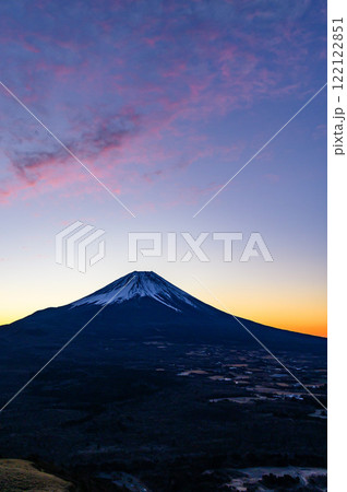 山梨県・竜ヶ岳より望む朝焼けの空と富士山の絶景 122122851
