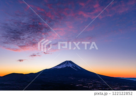 山梨県・竜ヶ岳より望む朝焼けの空と富士山の絶景 122122852