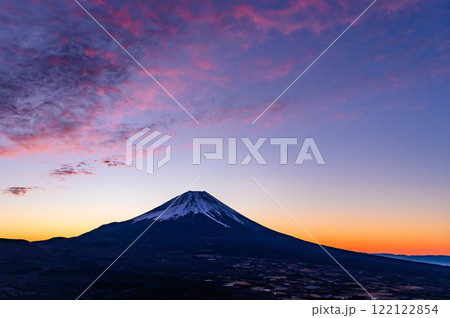 山梨県・竜ヶ岳より望む朝焼けの空と富士山の絶景 122122854