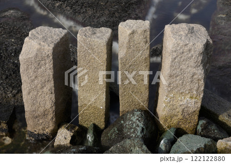 水に立つ古い石柱 122122880