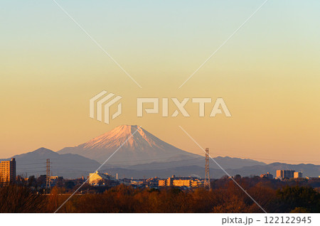 埼玉県戸田市から見える朝焼けの空と富士山と街並みの絶景 122122945
