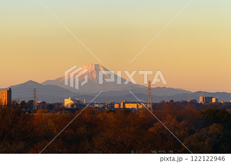 埼玉県戸田市から見える朝焼けの空と富士山と街並みの絶景 埼玉県戸田市から見える朝焼けの空と富士山と街並みの絶景 122122946