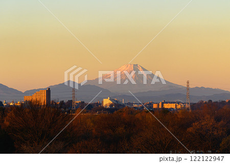 埼玉県戸田市から見える朝焼けの空と富士山と街並みの絶景 埼玉県戸田市から見える朝焼けの空と富士山と街並みの絶景 122122947