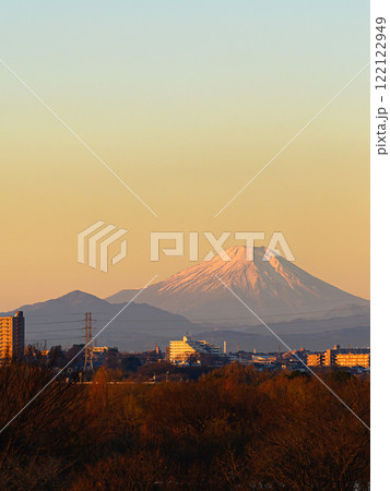 埼玉県戸田市から見える朝焼けの空と富士山と街並みの絶景 埼玉県戸田市から見える朝焼けの空と富士山と街並みの絶景 122122949