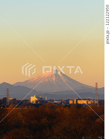 埼玉県戸田市から見える朝焼けの空と富士山と街並みの絶景 122122950