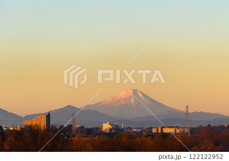 埼玉県戸田市から見える朝焼けの空と富士山と街並みの絶景 122122952