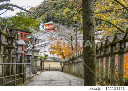 信貴山朝護孫子寺　境内の参道 122123138