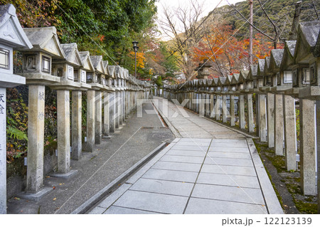 信貴山朝護孫子寺　境内の参道 122123139