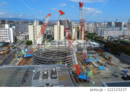 寝屋川北部地下河川「城北立坑」の築造工事現場:オープンケーソン組立工事の全景 寝屋川北部地下河川「城北立坑」の築造工事現場:オープンケーソン組立工事の全景 122123237