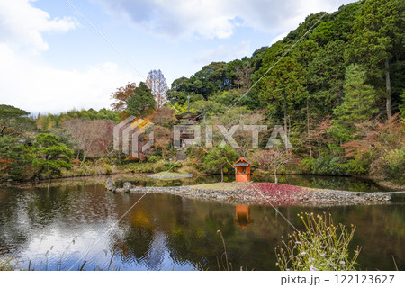 浄瑠璃寺　中島と三重塔 122123627